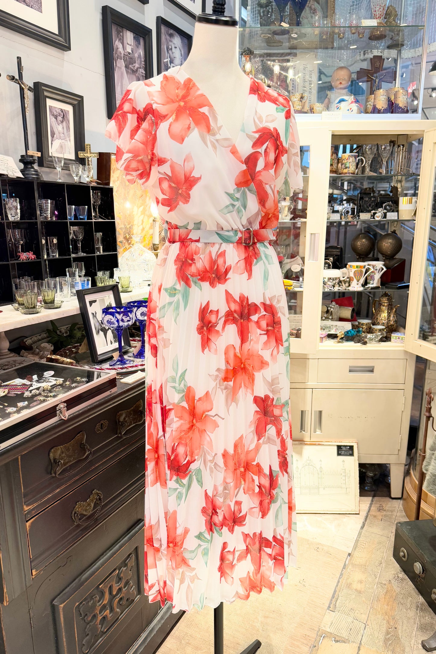赤いお花のシフォンワンピース