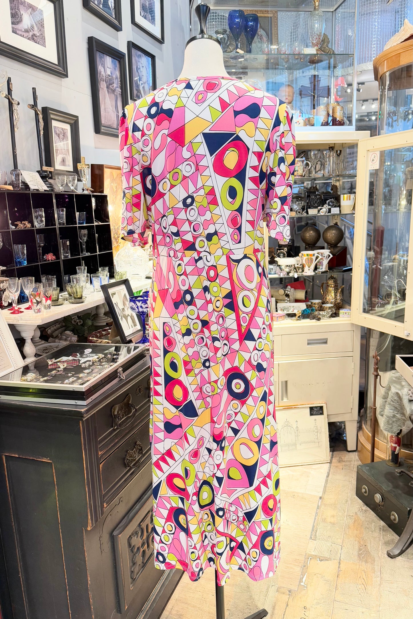 JOY`s Paris 60`s風柄のワンピース