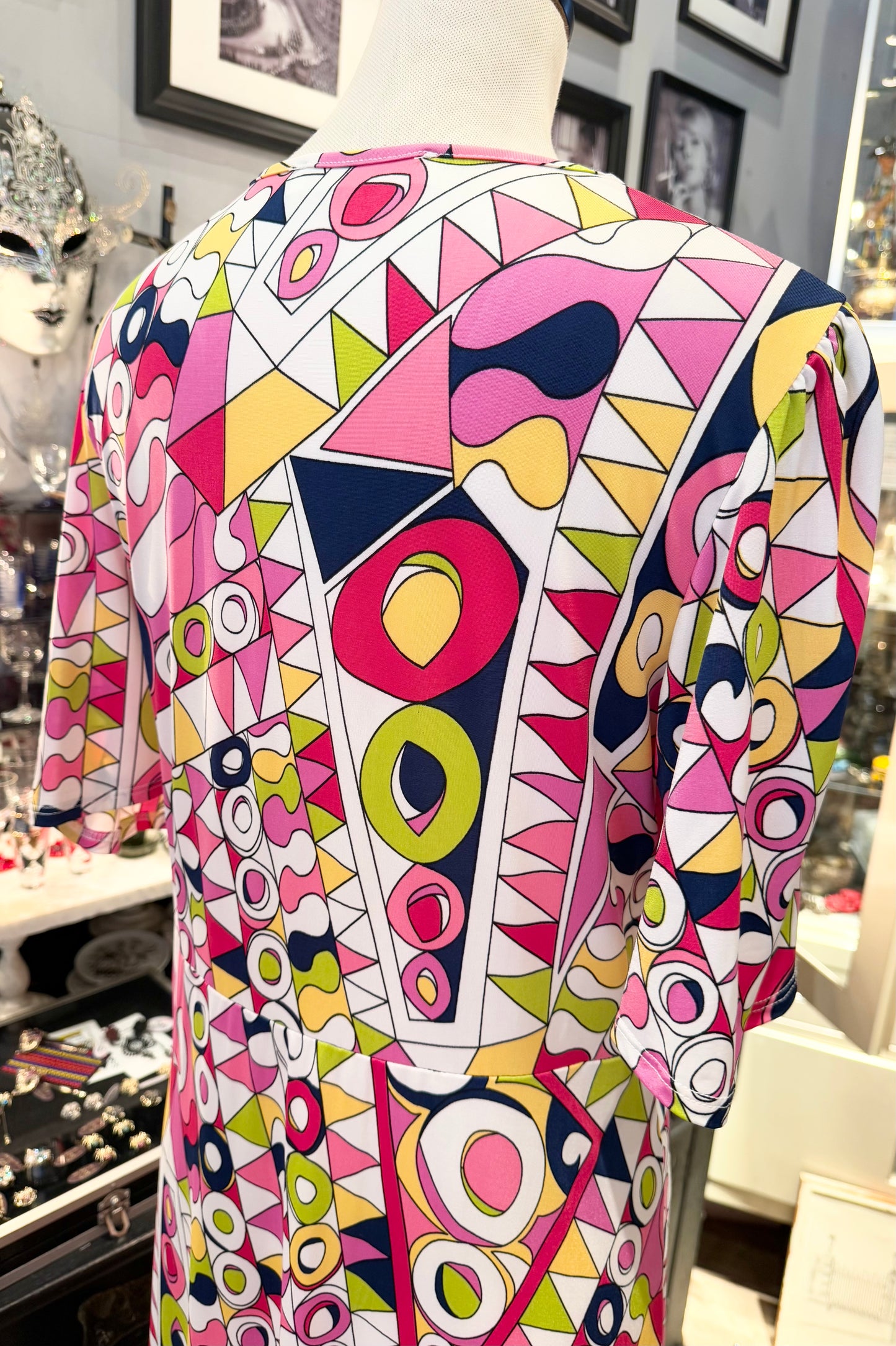 JOY`s Paris 60`s風柄のワンピース