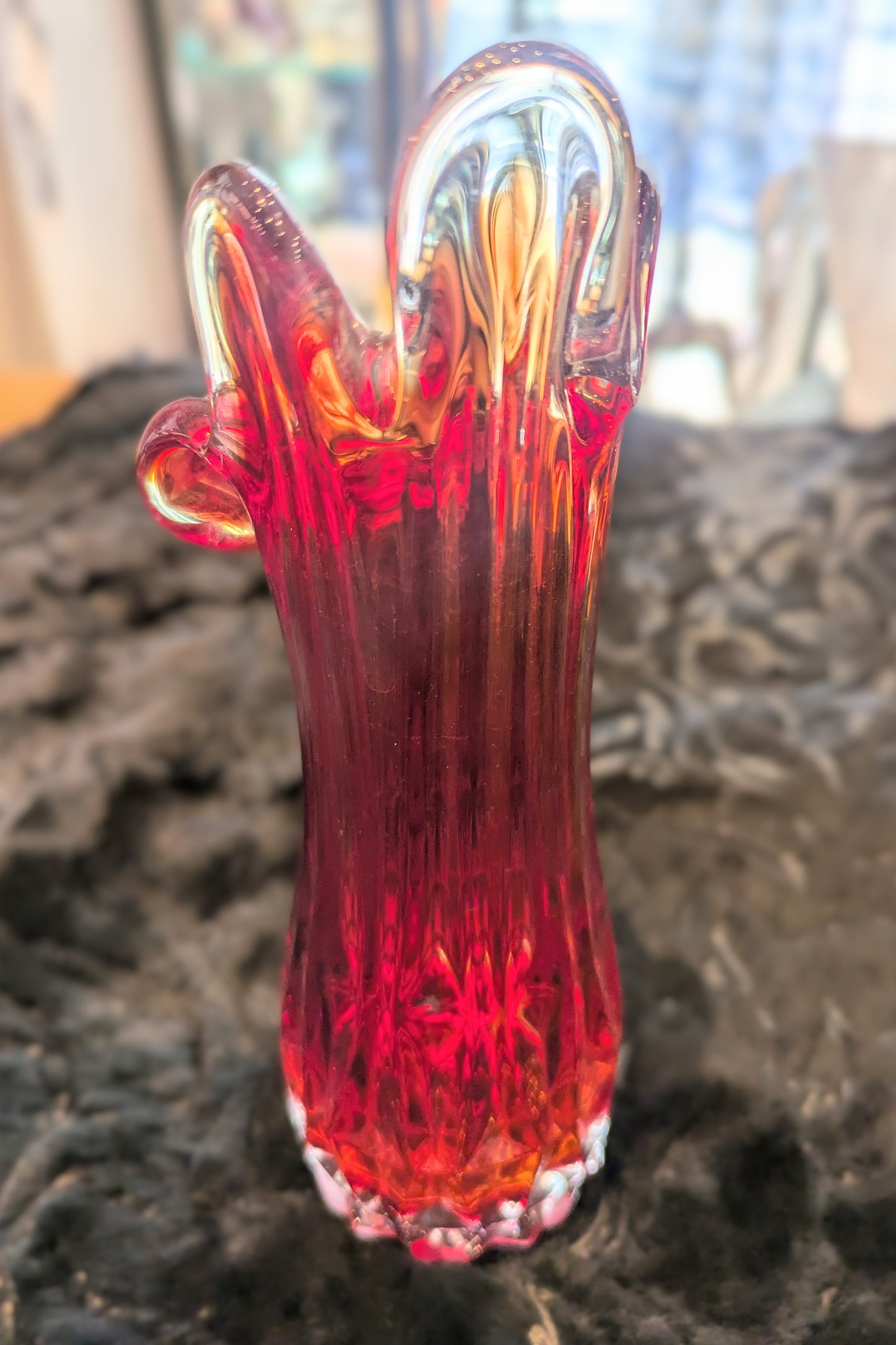 ガラスアートな赤い花瓶