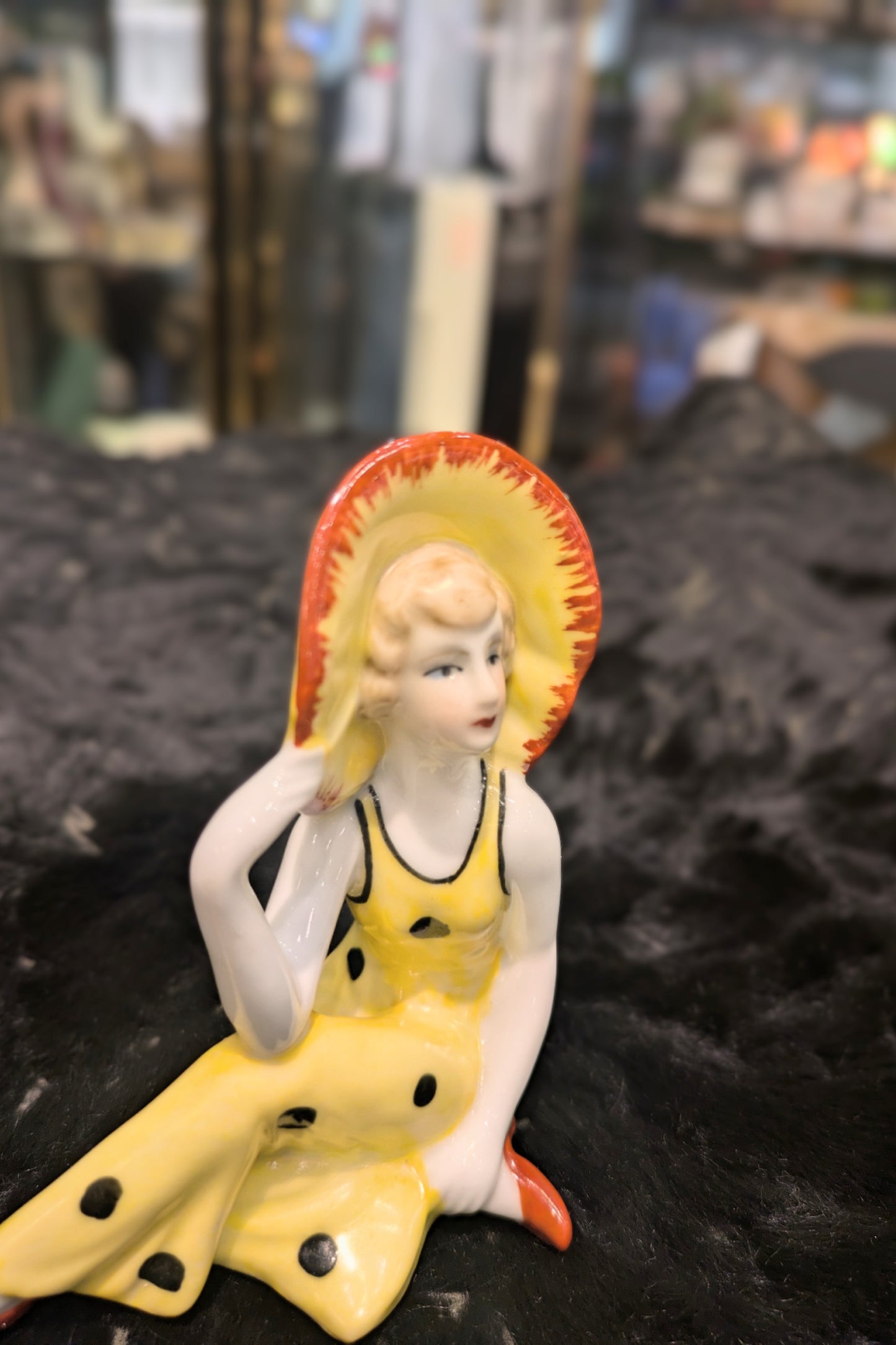 フランス製 陶器の女性フィギュア