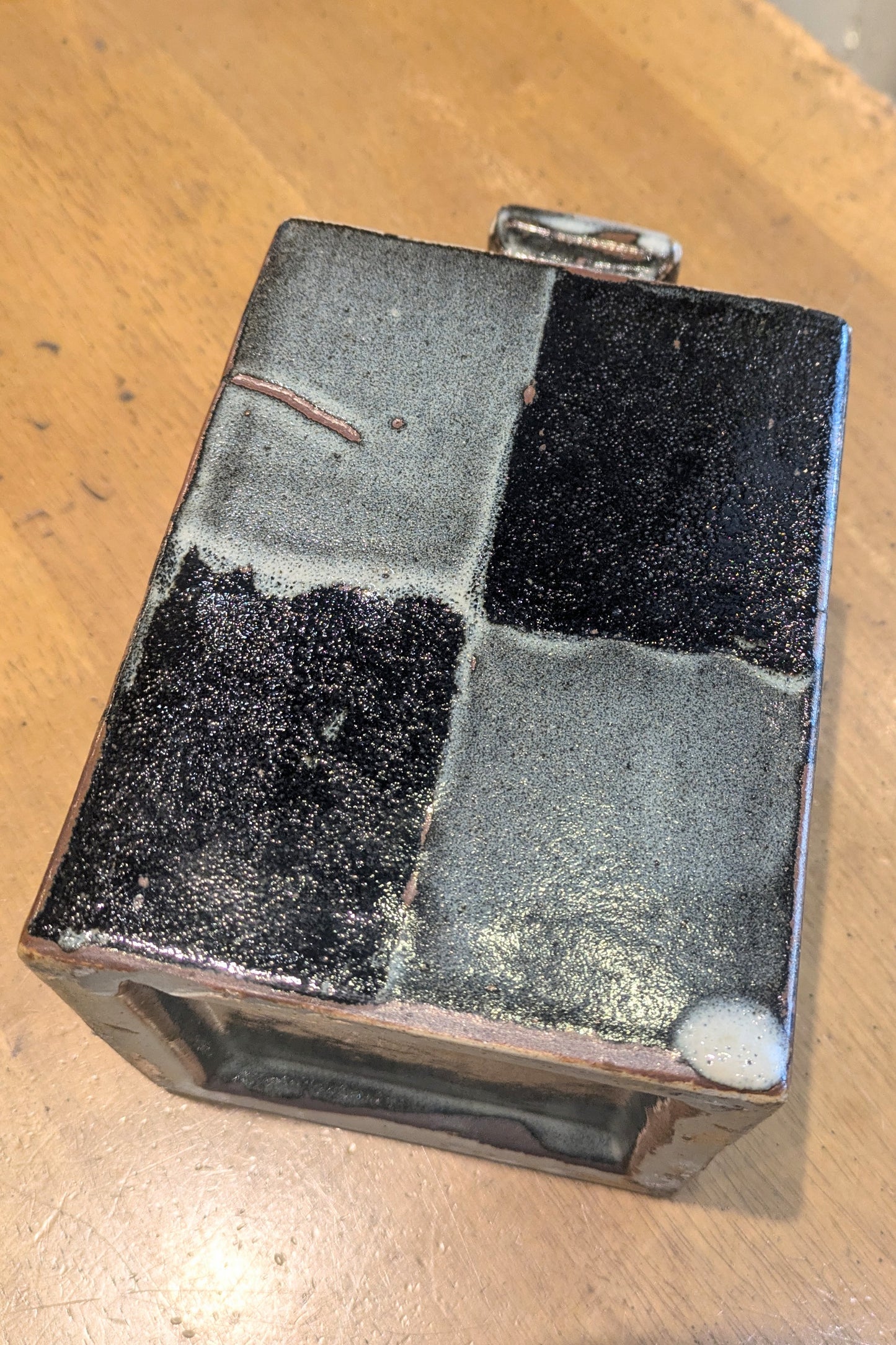 無銘 四角い陶器の花瓶