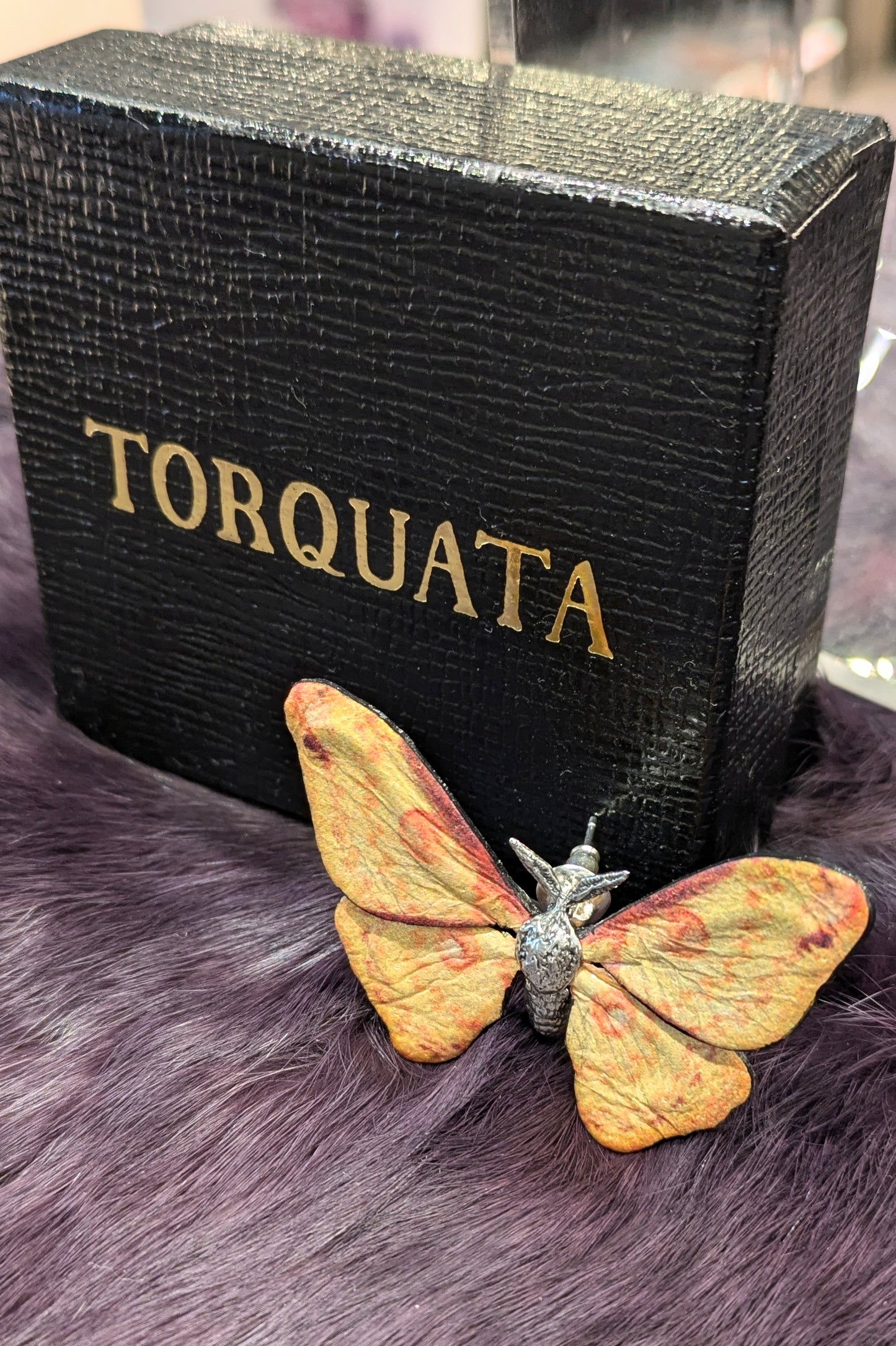 トルクアータ レザー 蛾ピアス(片耳)