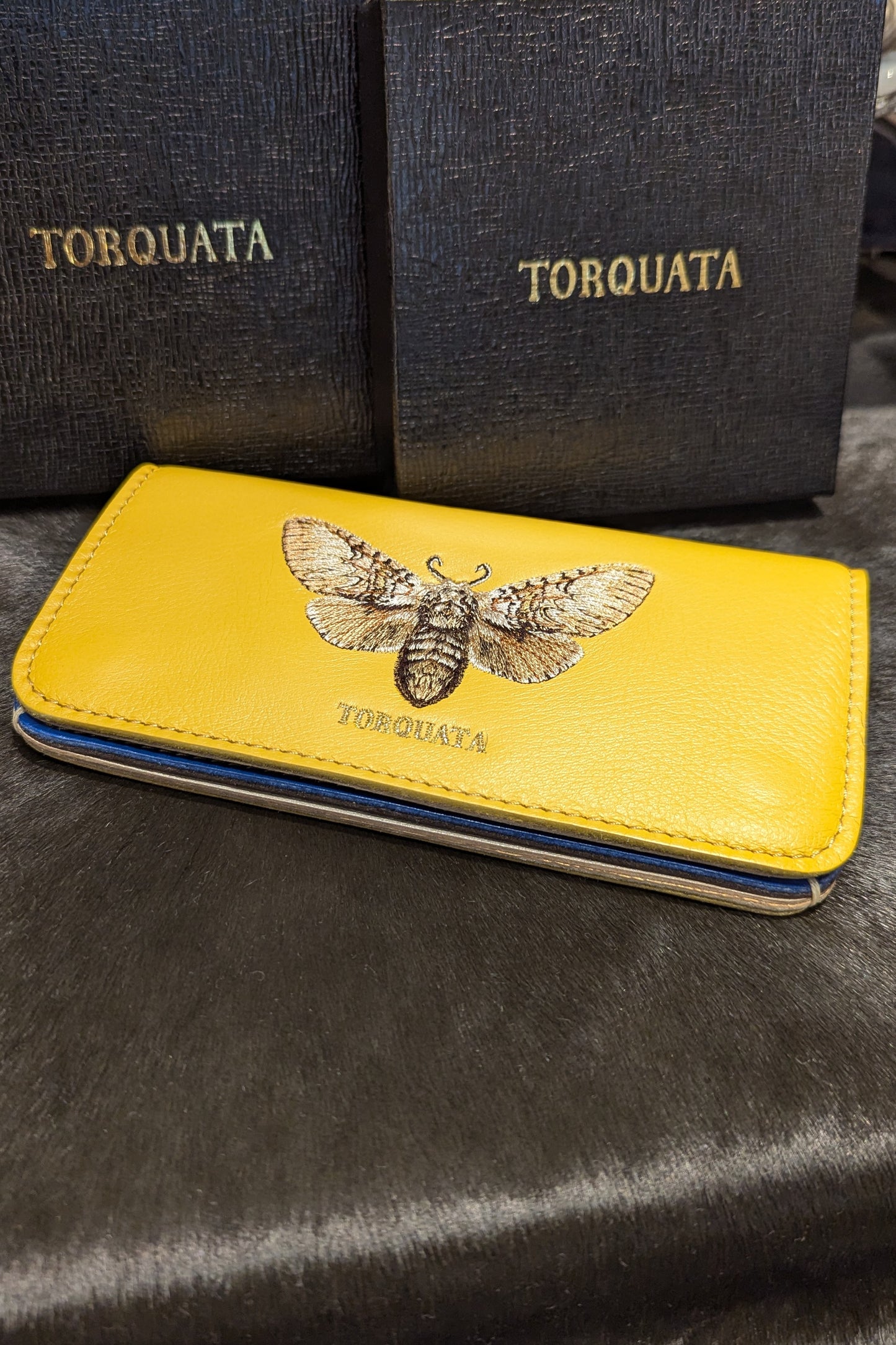 トルクアータ 昆虫刺繍 牛革長財布 蛾/イエロー