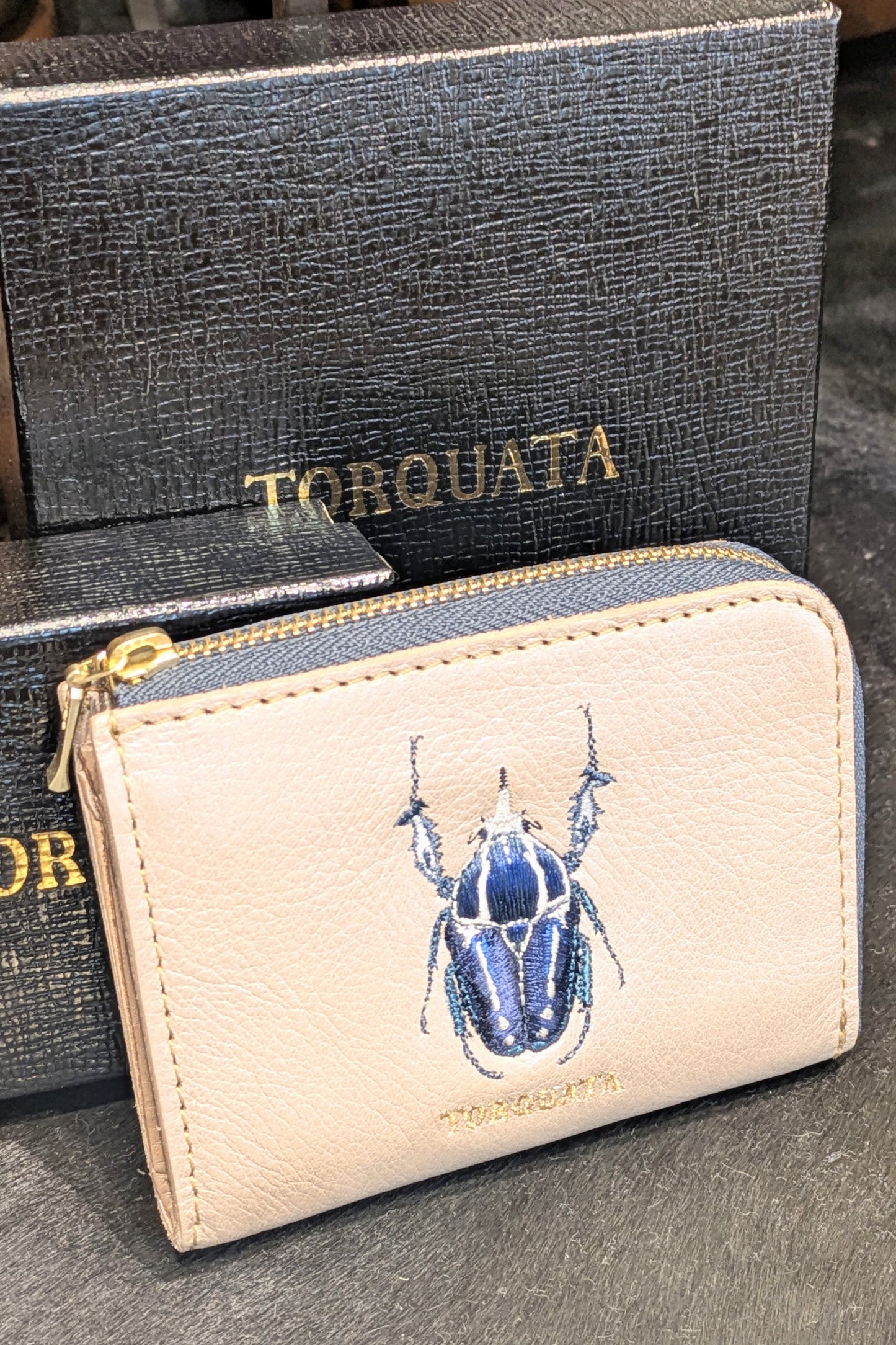 トルクアータ 昆虫刺繍 コンパクトL字財布 ハナムグリ/シルバー