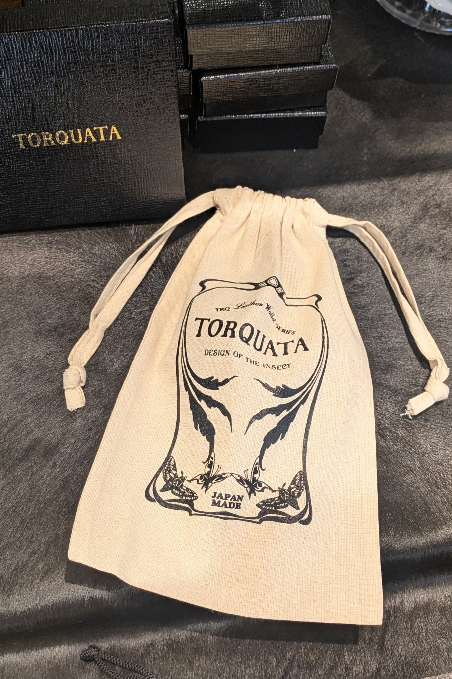 トルクアータ 昆虫刺繍 牛革長財布 蛾/イエロー