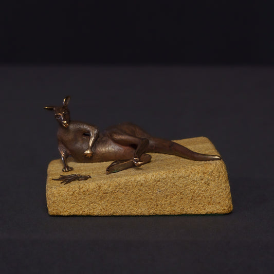 レスティング カンガルー 置物 金属製 石