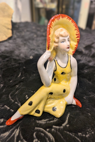 フランス製 陶器の女性フィギュア